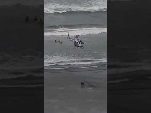 Helicóptero da PM e bombeiros resgatam turistas que se afogavam em praias da Baixada Santista