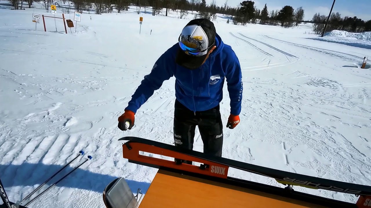 Klargjøring av ski til piggekjelke flytende glider
