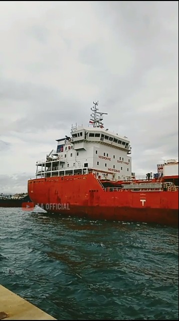 TANKER SHIP MOTTED APPROACHING THE Wharf