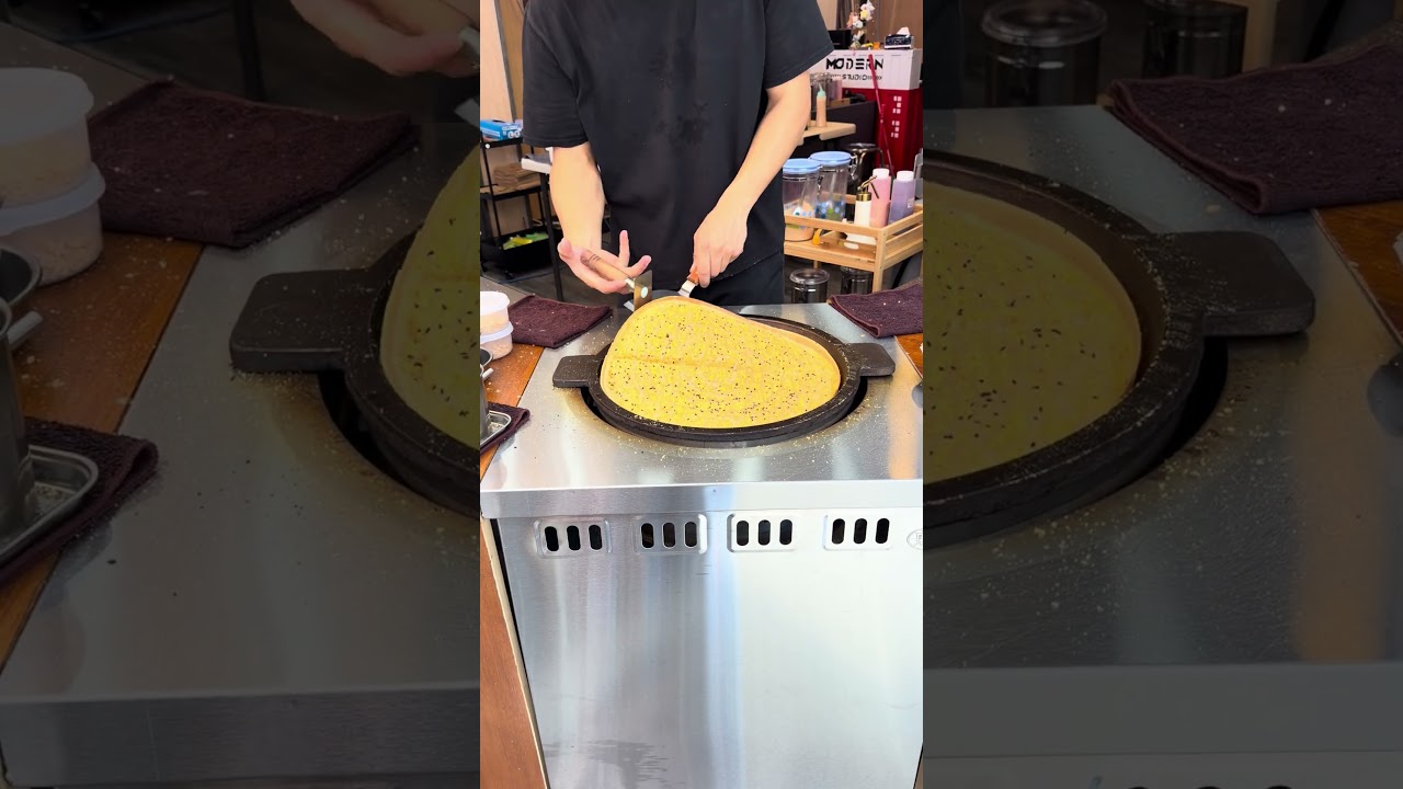 淡水老街(公明街附近)的「李師傅功夫麥餅」販售現做古早味麥仔煎,一份售價 70元。提供紅豆、花生、奶油、芝麻及鹹蛋黃花生等經典與特色口味,口感鬆軟且份量大片 縮圖