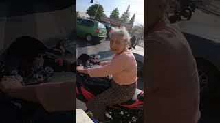 Motorlu Teyze Polis Çevirmesinden Kaçtı! 😱🏍️ #viral #polis #motorcycle