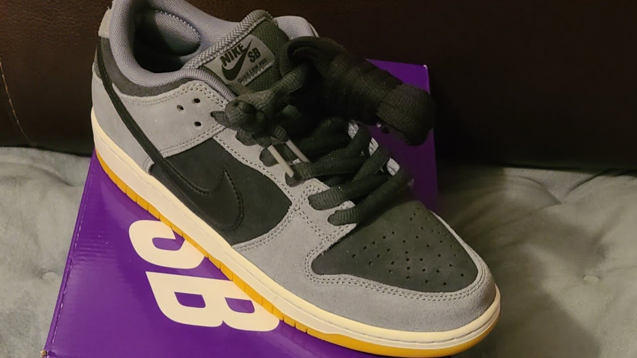 靴 Nike SB Dunk Low ProBlack and Smoke Grey Nike SB Dunk Low Dark Smoke Grey 😮‍💨 Shoe Review