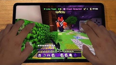 Destroying PC Sweats on Mobile in Minecraft Hive Skywars with Handcam on New Controls