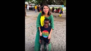 ناشطة تركية تبدّل قميص طفل في تنزانيا معلقةً: 