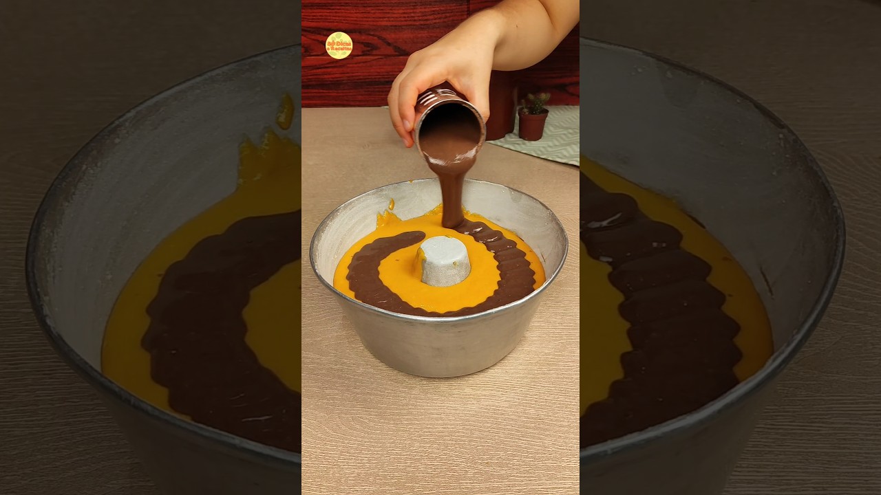 Bolo de cenoura que já sai recheado do forno! #bolo #bolodecenoura #confeitaria #chocolate #receitas