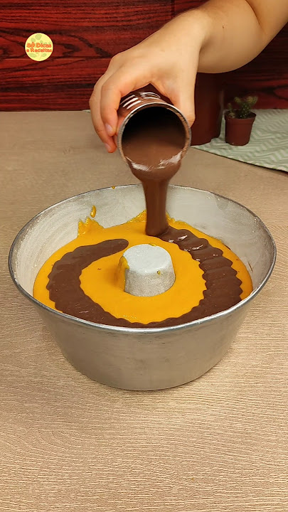 Bolo de cenoura que já sai recheado do forno! #bolo #bolodecenoura #confeitaria #chocolate #receitas