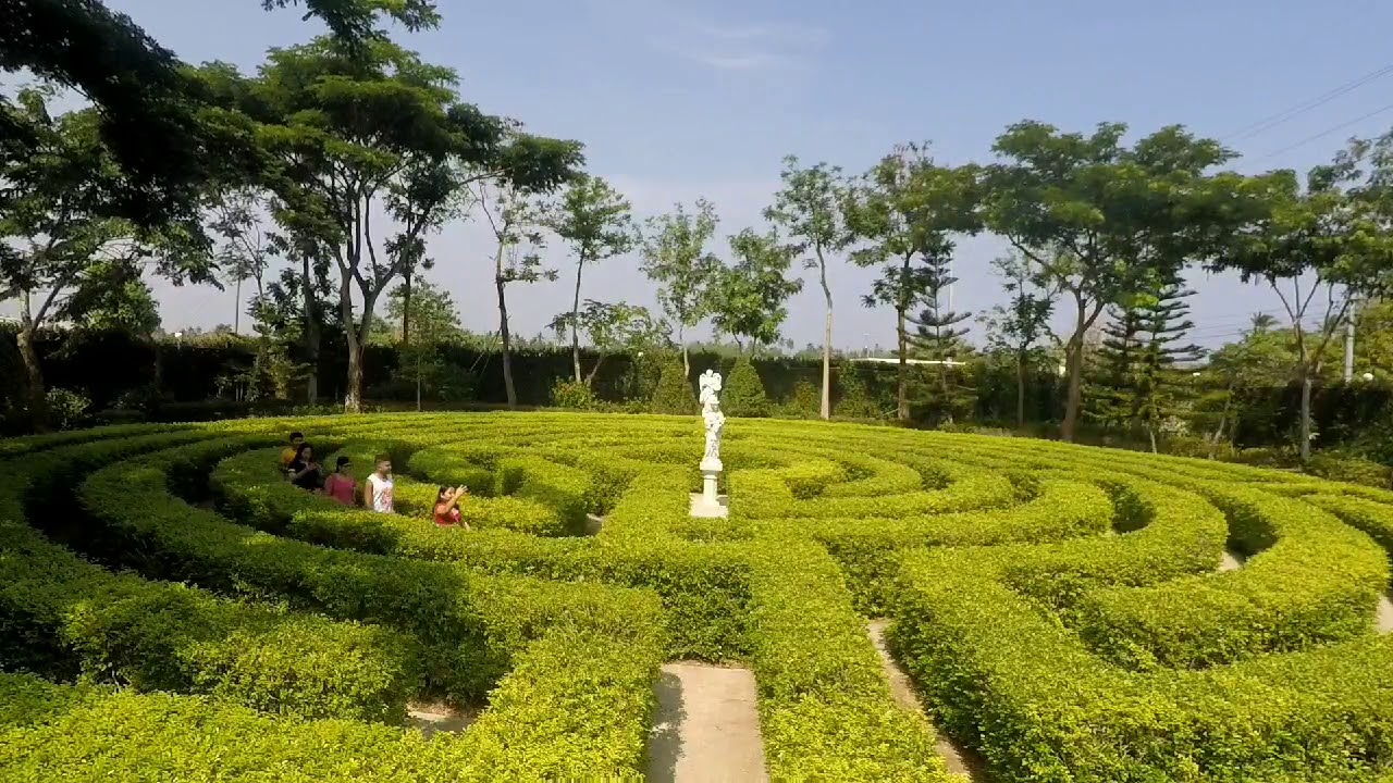 Labyrinth maze & capilla santa ana