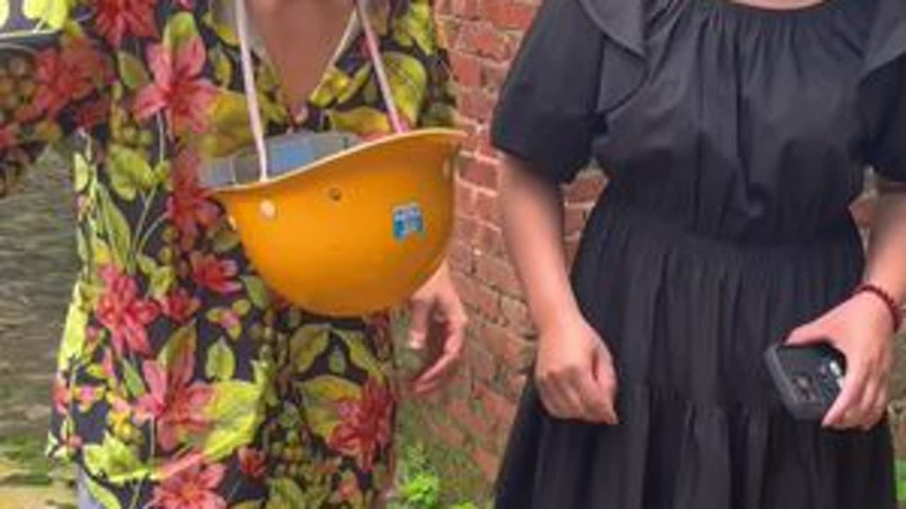 家花没有野花香 小伙帮了寡妇个忙被老婆抓个正着#我的乡村生活 #搞笑日常 #农村原创视频