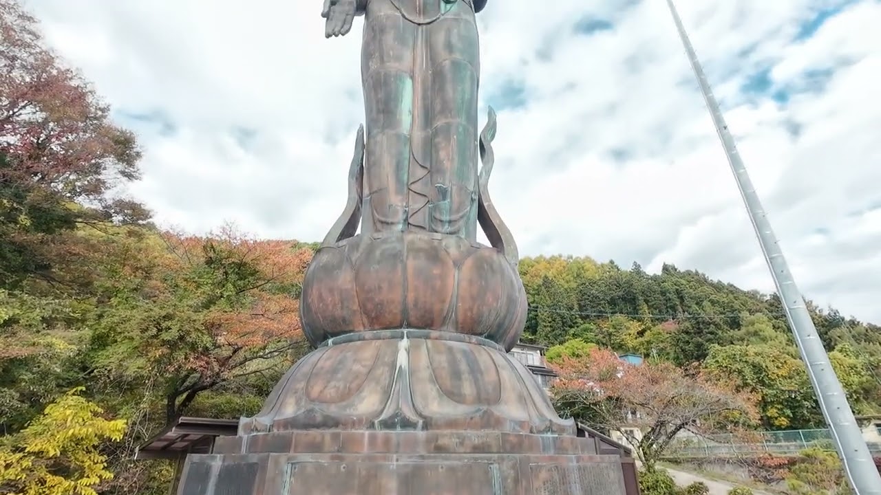 世界平和観音は、東洋一の巨大観音像・善光寺本尊レプリカ・33体の黄金