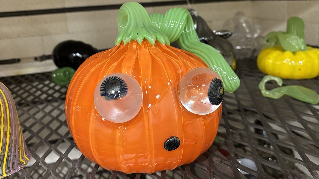 Insanely cute googly eyed pumpkin made of glass - Glassblowing POV