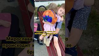 Встреча сестры из сада.  Такое ощущение что не виделись год 😍