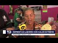 Trabajadores del centro de Monterrey trabajan al aire libre bajo calor extremo