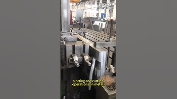 Werknemer bedient schaafmachine om groef- en snijbewerkingen op metaal uit te voeren