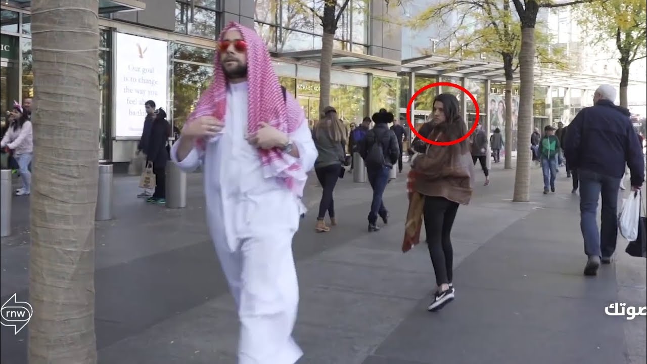 شاهد ردة فعل الأمريكان عندما رأوا شاب مسلم بالثوب السعودي - تجربة في الهالوين!
