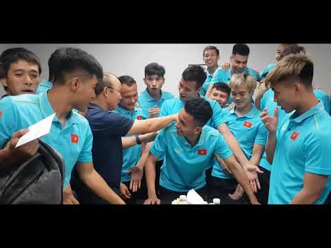Video Hồng Duy đón sinh nhật sớm tại King's Cup, 'thơm' má... - youtube