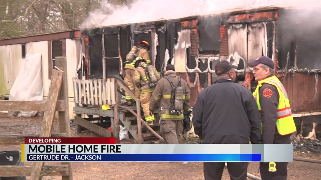 Fire destroys mobile home - YouTube