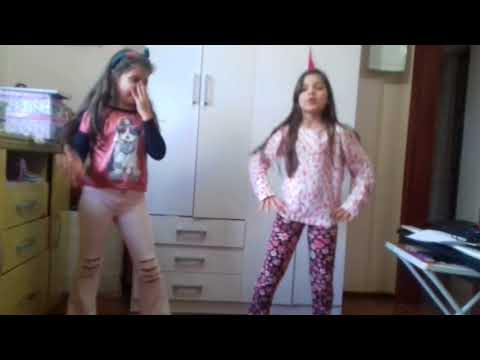 Eduarda e Alana dançando fuleragem