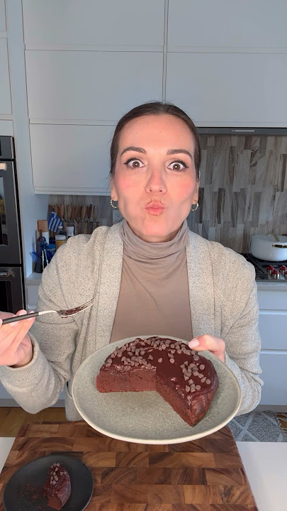 I can’t stop making this 3 Ingredient Flourless Chocolate Cake #shorts