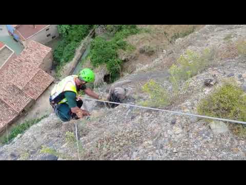 El Ereim de Tarazona rescata a un buitre atrapado en una pared vertical en Los Fayos