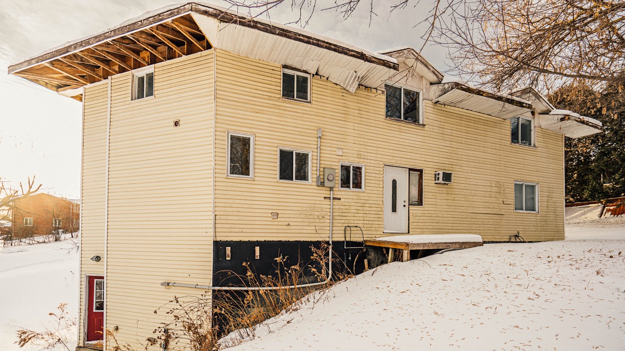 Офицер Королевской канадской конной полиции внезапно покинул свое убежище 1970-х годов, оставив в...