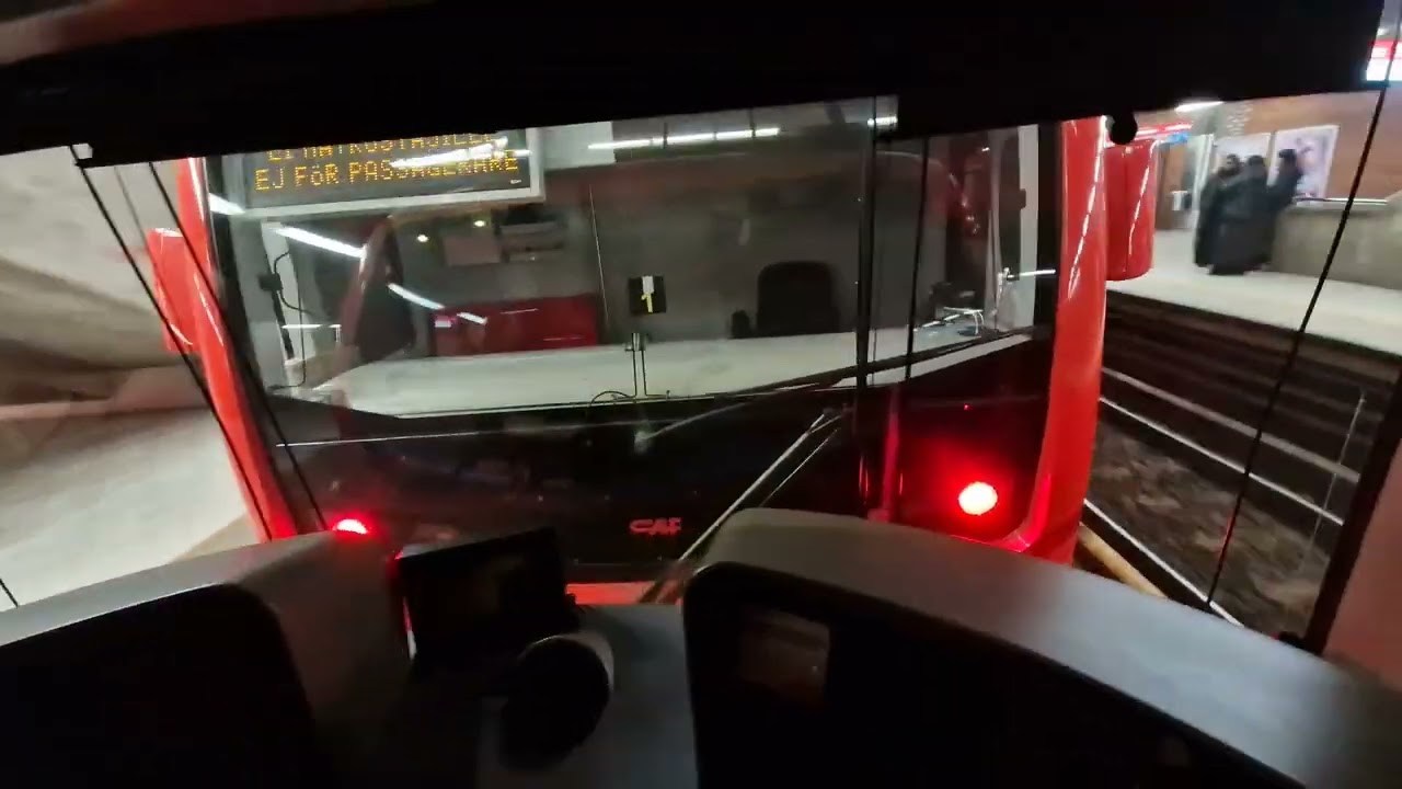 M300 hinaa M200 vaunuparin Itäkeskuksen metroaseman läpi