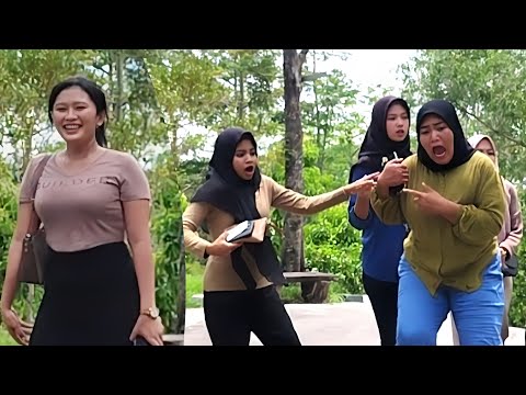 EPIC JUMP SCARE LIVING STATUE PRANK WILL MAKE YOU CRY LAUGHING Statue Prank Indonesia Prank