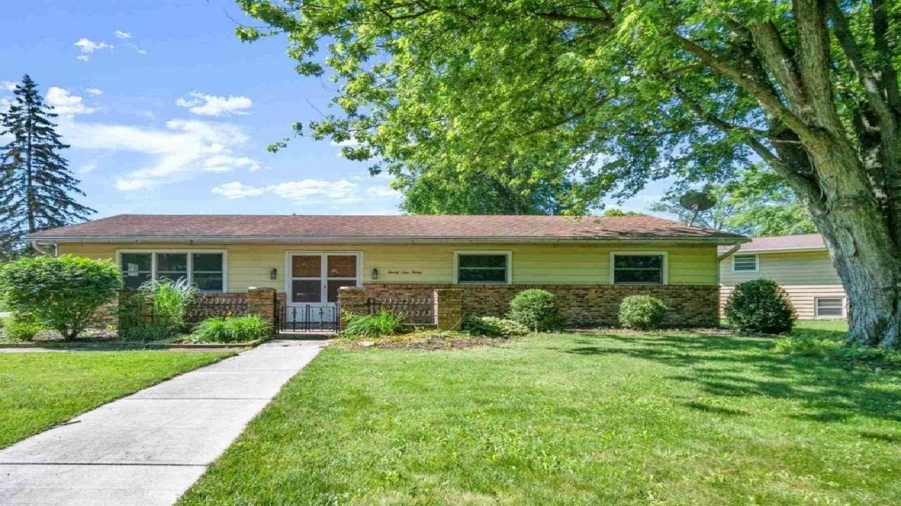 2930 N Highlands Boulevard, Fort Wayne, IN Presented by Beth Goldsmith.