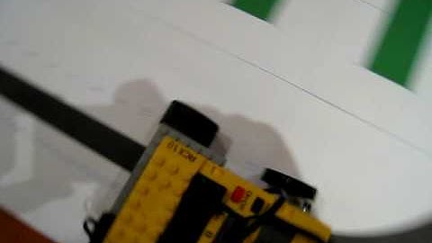 LEGO RCX LINE FOLLOWER WITH STEERING RACK (PD control)