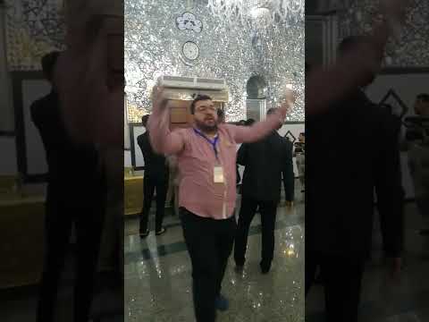 لحظة فتح باب مرقد السيدة زينب ع ودخول الزائرين