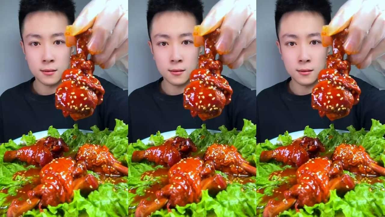 Immersed in the joy of eating chicken legs, each one is so delicious!