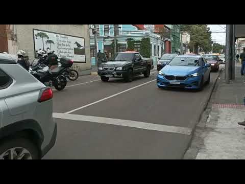 Motociclista no chão e Siate na área! Acidente entre moto e caminhonete trava centro de Curitiba