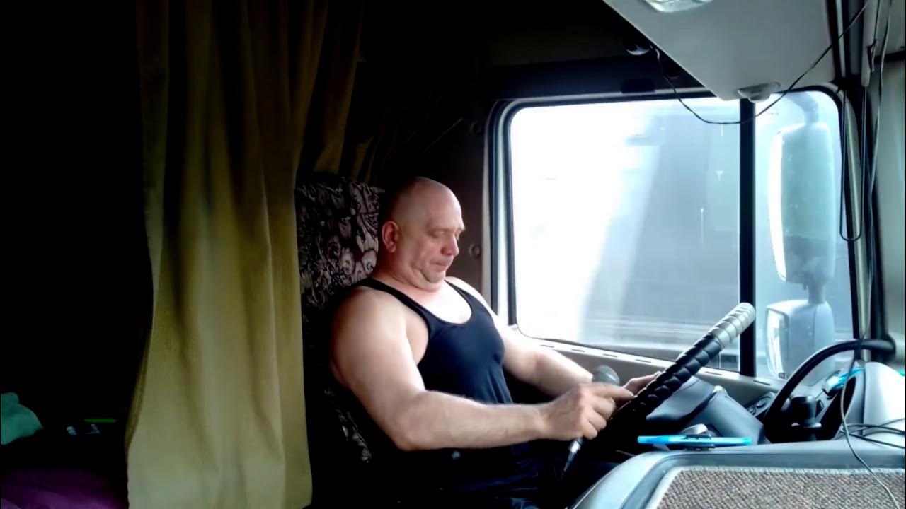 дядя паша дальнобой судьба. и вдруг навстречу вижу едет дальнобой. слушать песню едет дальнобой девчонки ах. парень за рулем фуры. красивый вид из кабины фуры.