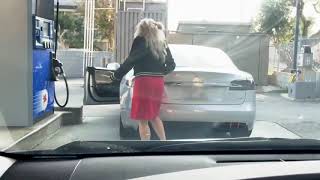 Девушка пытается заправить Tesla бензином!