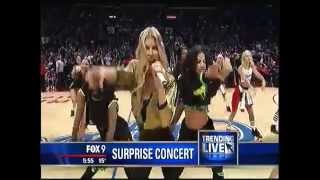 Fergie's Surprise Clippers Flash Mob Performance Resimi