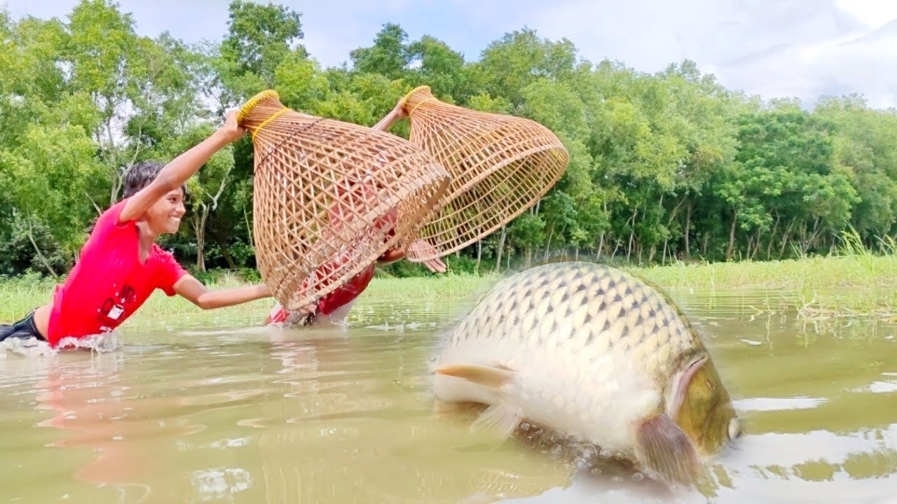 Polo fishing videos ~ asian traditional boys catching fish by polo with village bill