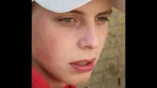 Deepshiit Feat Sara, Emma Och Paramita - Legender Dör Aldrig