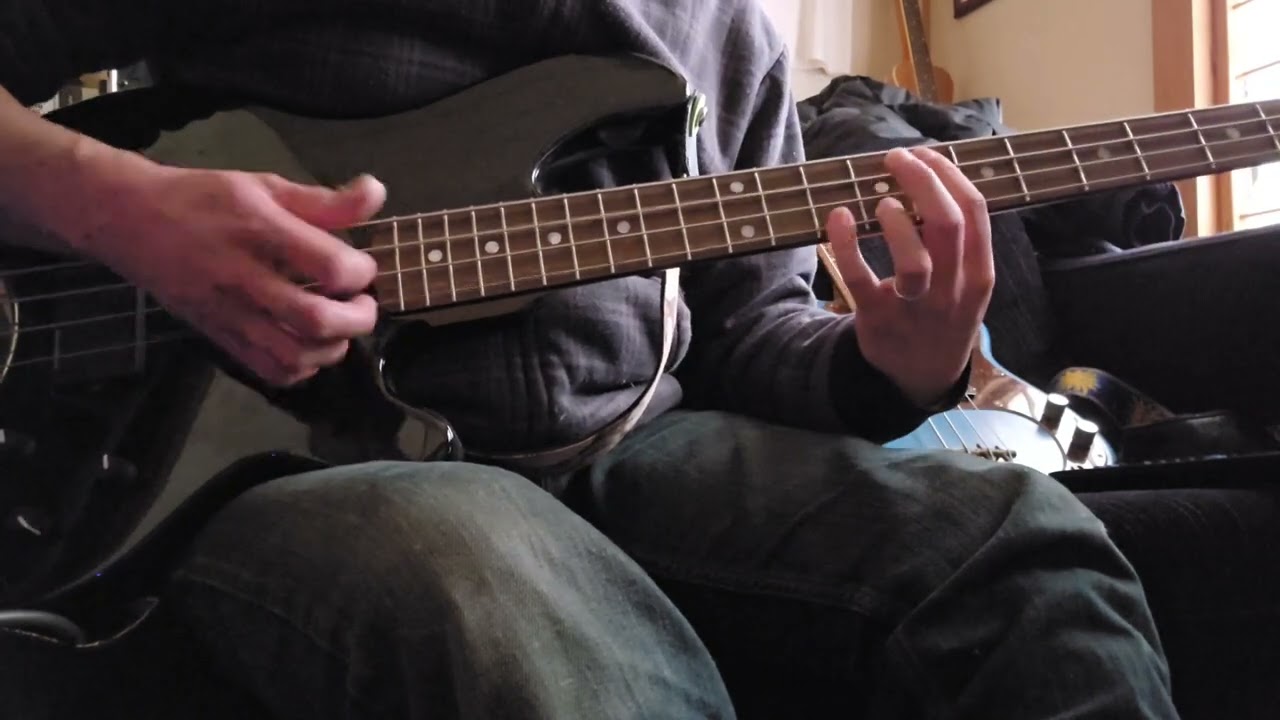 『SHOP 99』のテーマソングに合わせてスラップベースをやる。酷い有り様。