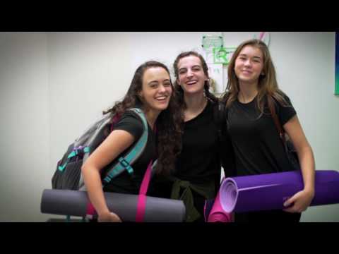 Roosevelt Üniversitesi tanıtım videosunun kapak görseli