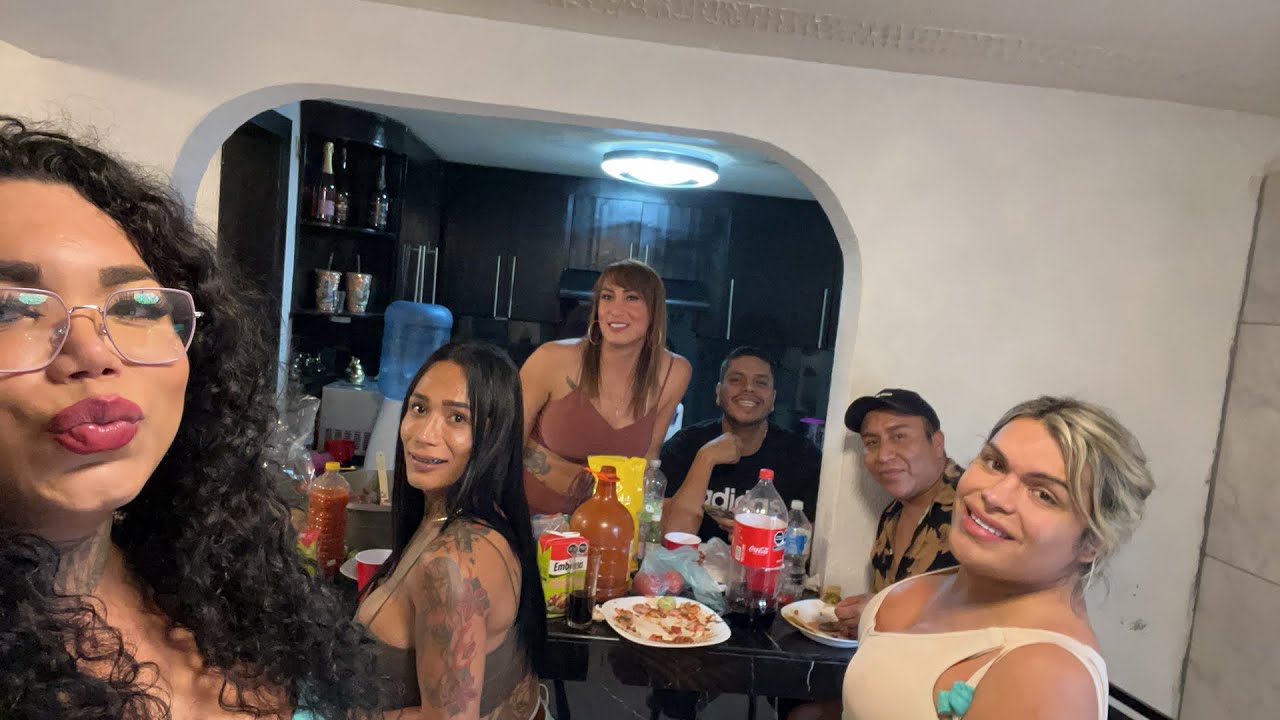 Hola en casa de wendy comiendo camarones ￼