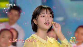 Download Lagu 沈月、大学生一起带来创意杯子舞表演《稻香》 MP3