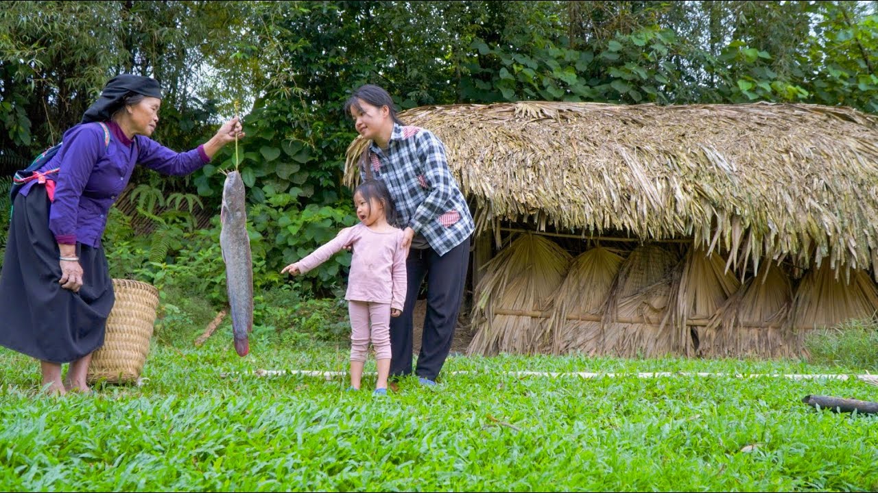 Добрая старушка по-прежнему молча помогает бедной бездомной матери и ребенку.