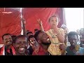 كنداكة صغيرة يلتف حولها المعتصمون بالسودان كنداكة صغيرة يلتف حولها المعتصمون بالسودان