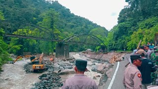 Banjir Bandang Putus Jalan Raya Padang Panjang - Padang Di Lembah Anai