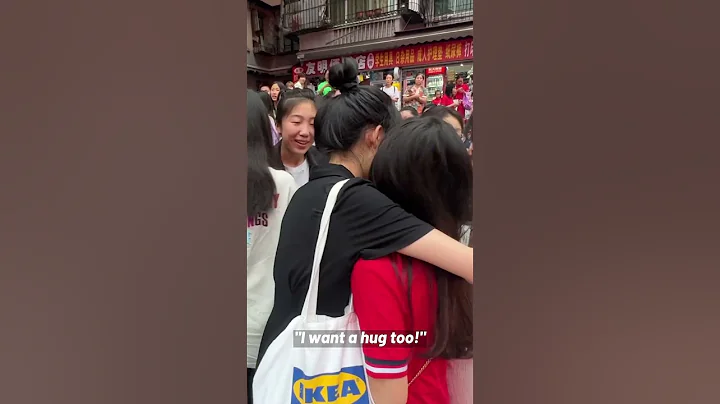 Students hug their teacher before gaokao - DayDayNews
