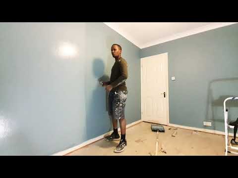 SOMALI PAINTER SHOWS YOU HOW TO PAINT WALLS EASILY.