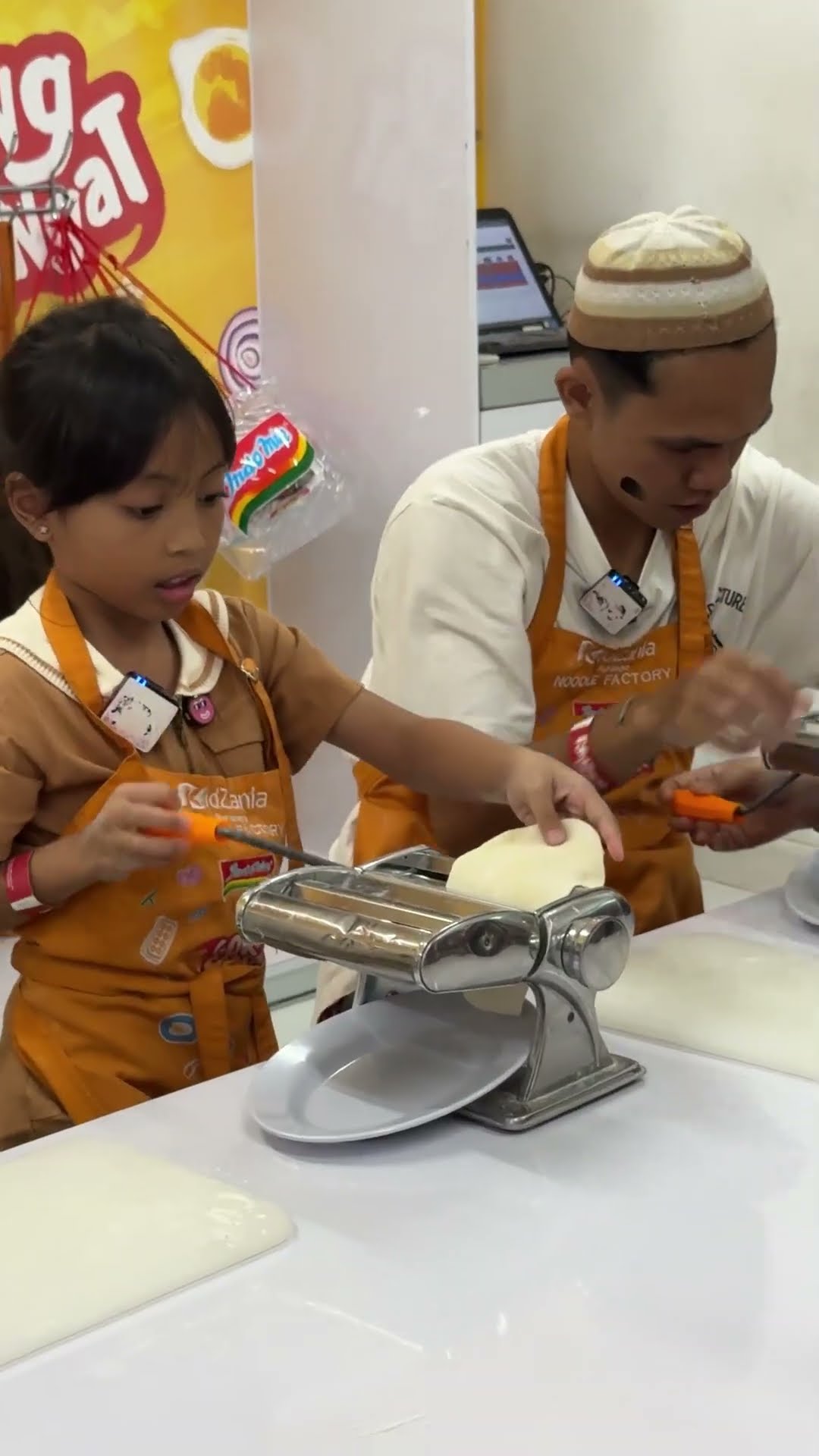 SERU BANGET LEIKA COBAIN BIKIN INDOMIE, SIAPA YANG SUKA INDOMIE?? ? #leika #shots