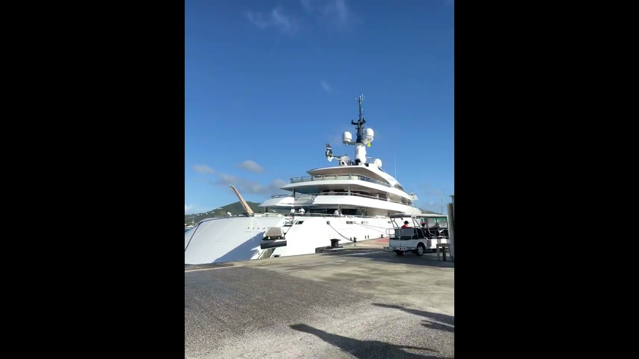 Leonardo DiCaprio’s yacht with chopper in Saint Maarten 01-04-2023. Climate change.