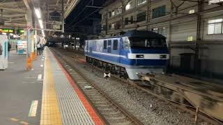 3月11日 5053レ EF210-114(新)+コキが大船駅を通過するシーン