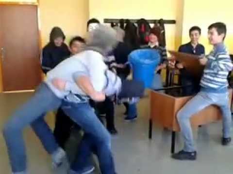 Harlem Shake  Yapan Çılgın Liseliler [masa kırılıyo]