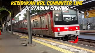 Kesibukan KRL Commuter Line di Stasiun Cawang
